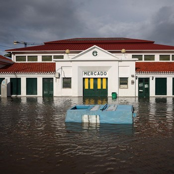Badai Leonardo Hantam Portugal, Sungai Meluap Banjiri Rumah Warga