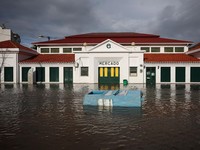 Badai Leonardo Hantam Portugal, Sungai Meluap Banjiri Rumah Warga