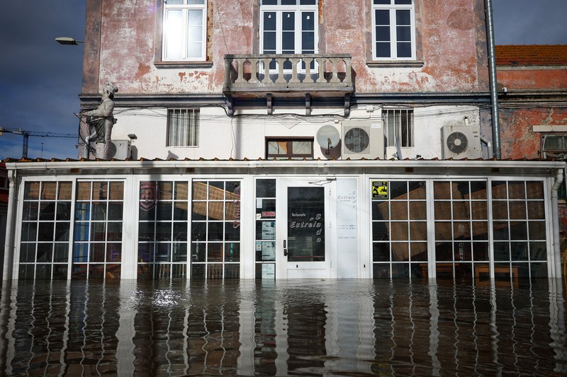 Badai Leonardo mencapai Alcacer do Sal, Portugal. (REUTERS/Pedro Nunes)