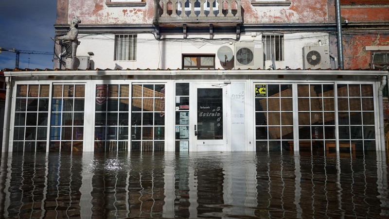 Badai Leonardo mencapai Alcacer do Sal, Portugal. (REUTERS/Pedro Nunes)