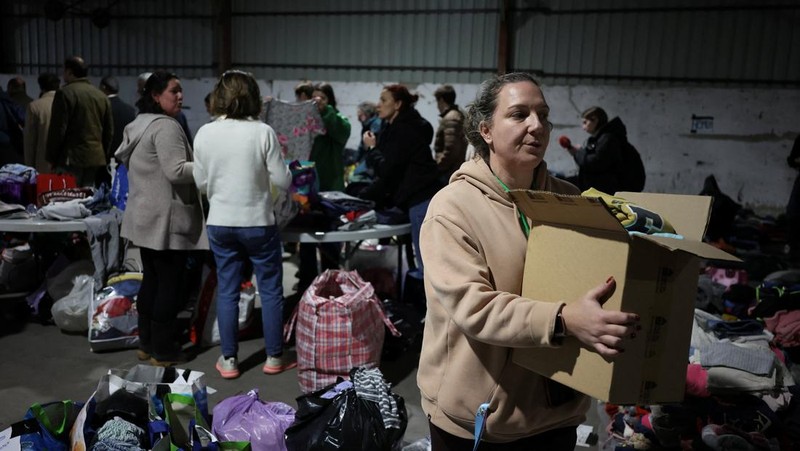 Badai Leonardo mencapai Alcacer do Sal, Portugal. (REUTERS/Pedro Nunes)