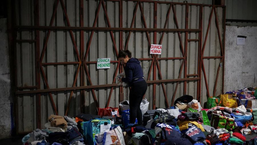 Badai Leonardo mencapai Alcacer do Sal, Portugal. (REUTERS/Pedro Nunes)