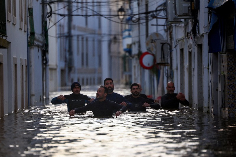 Badai Leonardo mencapai Alcacer do Sal, Portugal. (REUTERS/Pedro Nunes)