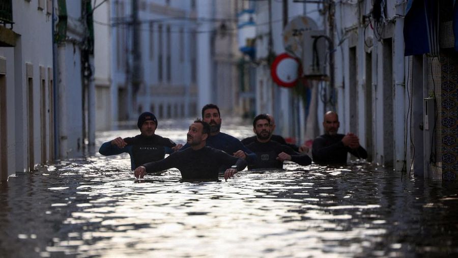 Badai Leonardo mencapai Alcacer do Sal, Portugal. (REUTERS/Pedro Nunes)