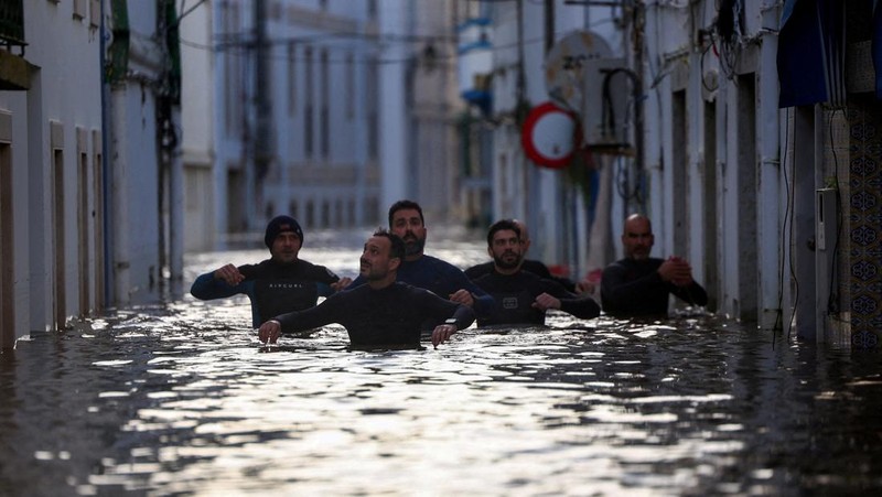 Badai Leonardo mencapai Alcacer do Sal, Portugal. (REUTERS/Pedro Nunes)