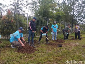 Kapolres Bogor Tanam Pohon-Tebar Benih di Sungai Cisadane Jelang Hari Pers