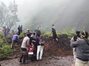Hujan Deras Picu Longsor di Pusuk Sembalun, Jalan Macet Total