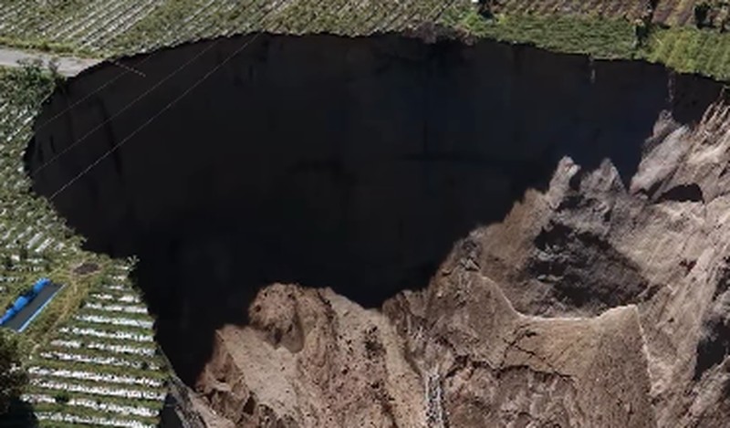 Menteri Pekerjaan Umum (PU) Dody Hanggodo meninjau langsung kawasan runtuhan tebing di Kecamatan Ketol, Kabupaten Aceh Tengah, Provinsi Aceh, Jumat (6/2/2026). (Instagram/kementerianpu)