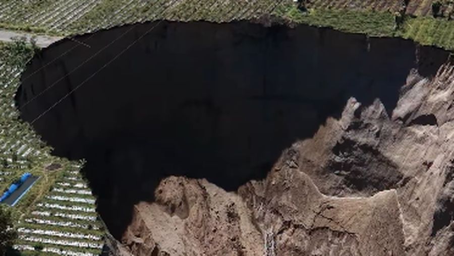 Menteri Pekerjaan Umum (PU) Dody Hanggodo meninjau langsung kawasan runtuhan tebing di Kecamatan Ketol, Kabupaten Aceh Tengah, Provinsi Aceh, Jumat (6/2/2026). (Instagram/kementerianpu)