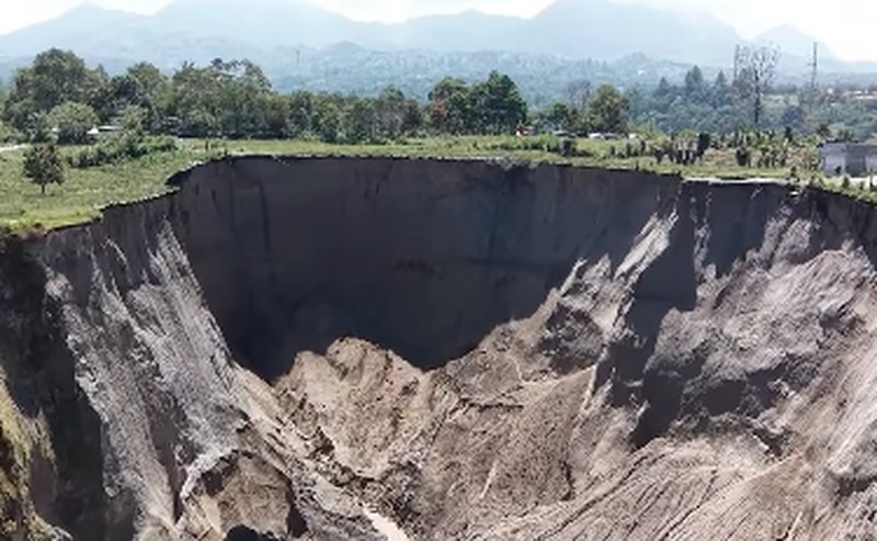 Menteri Pekerjaan Umum (PU) Dody Hanggodo meninjau langsung kawasan runtuhan tebing di Kecamatan Ketol, Kabupaten Aceh Tengah, Provinsi Aceh, Jumat (6/2/2026). (Instagram/kementerianpu)