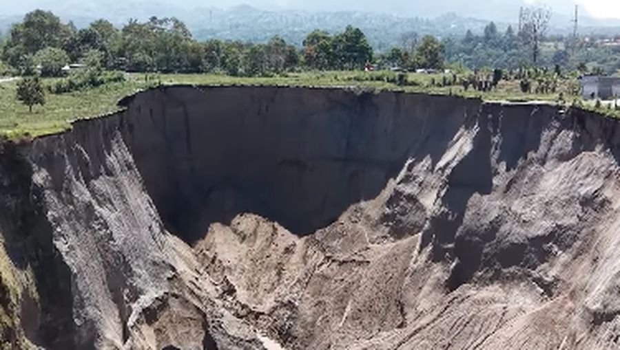 Menteri Pekerjaan Umum (PU) Dody Hanggodo meninjau langsung kawasan runtuhan tebing di Kecamatan Ketol, Kabupaten Aceh Tengah, Provinsi Aceh, Jumat (6/2/2026). (Instagram/kementerianpu)