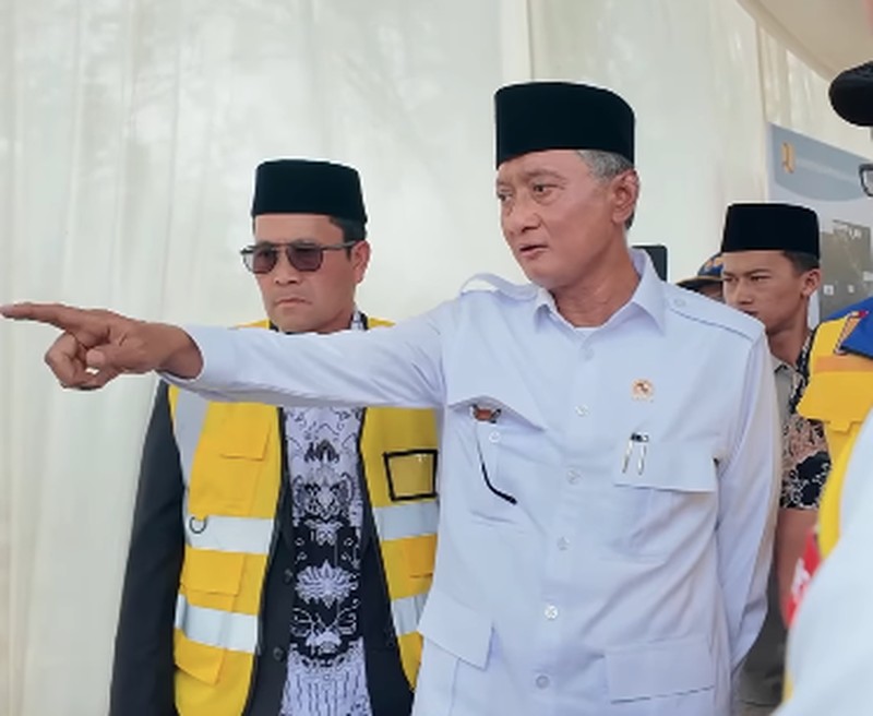 Menteri Pekerjaan Umum (PU) Dody Hanggodo meninjau langsung kawasan runtuhan tebing di Kecamatan Ketol, Kabupaten Aceh Tengah, Provinsi Aceh, Jumat (6/2/2026). (Instagram/kementerianpu)