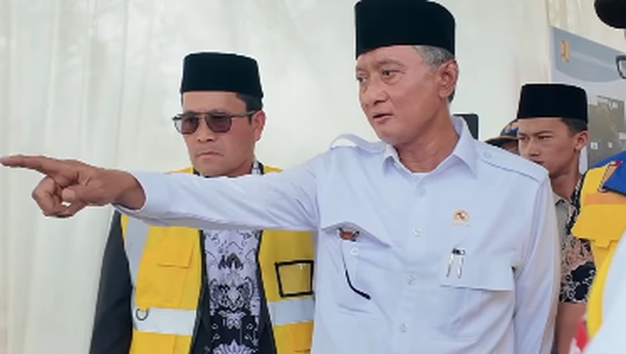 Menteri Pekerjaan Umum (PU) Dody Hanggodo meninjau langsung kawasan runtuhan tebing di Kecamatan Ketol, Kabupaten Aceh Tengah, Provinsi Aceh, Jumat (6/2/2026). (Instagram/kementerianpu)