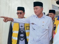Menteri Pekerjaan Umum (PU) Dody Hanggodo meninjau langsung kawasan runtuhan tebing di Kecamatan Ketol, Kabupaten Aceh Tengah, Provinsi Aceh, Jumat (6/2/2026). (Instagram/kementerianpu)