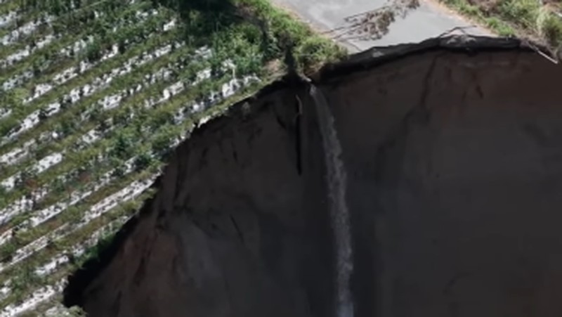 Menteri Pekerjaan Umum (PU) Dody Hanggodo meninjau langsung kawasan runtuhan tebing di Kecamatan Ketol, Kabupaten Aceh Tengah, Provinsi Aceh, Jumat (6/2/2026). (Instagram/kementerianpu)