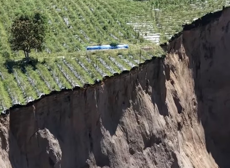 Menteri Pekerjaan Umum (PU) Dody Hanggodo meninjau langsung kawasan runtuhan tebing di Kecamatan Ketol, Kabupaten Aceh Tengah, Provinsi Aceh, Jumat (6/2/2026). (Instagram/kementerianpu)