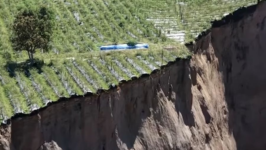 Menteri Pekerjaan Umum (PU) Dody Hanggodo meninjau langsung kawasan runtuhan tebing di Kecamatan Ketol, Kabupaten Aceh Tengah, Provinsi Aceh, Jumat (6/2/2026). (Instagram/kementerianpu)