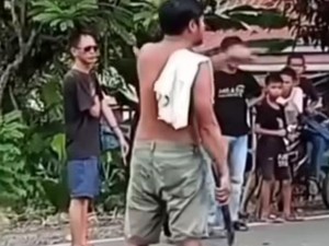 Pria Ngamuk Bawa Kapak gegara Massa Demo Tutup Jalan di Cilallang Luwu