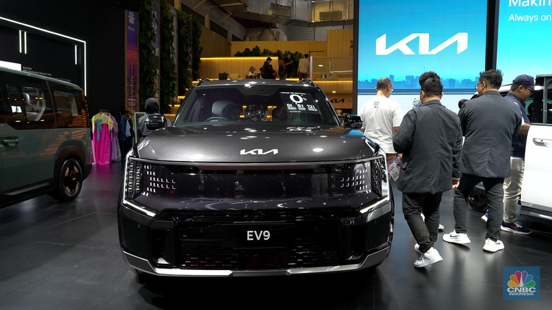 Sejumlah pengunjung melihat KIA EV 9 GT Line yang dipajang dalam Indonesia International Motor Show (IIMS) 2026 yang berlangsung di JIExpo Kemayoran, Jakarta, Sabtu (7/2/2026). (CNBC Indonesia/Tias Budiarto)