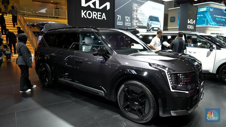 Sejumlah pengunjung melihat KIA EV 9 GT Line yang dipajang dalam Indonesia International Motor Show (IIMS) 2026 yang berlangsung di JIExpo Kemayoran, Jakarta, Sabtu (7/2/2026). (CNBC Indonesia/Tias Budiarto)