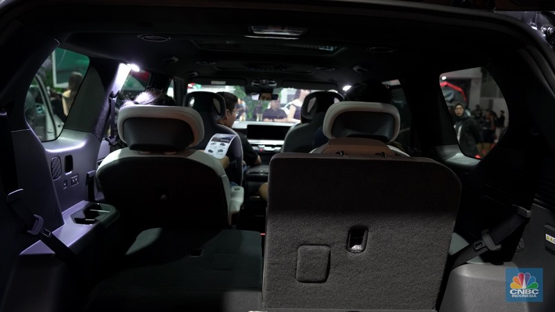 Sejumlah pengunjung melihat KIA EV 9 GT Line yang dipajang dalam Indonesia International Motor Show (IIMS) 2026 yang berlangsung di JIExpo Kemayoran, Jakarta, Sabtu (7/2/2026). (CNBC Indonesia/Tias Budiarto)