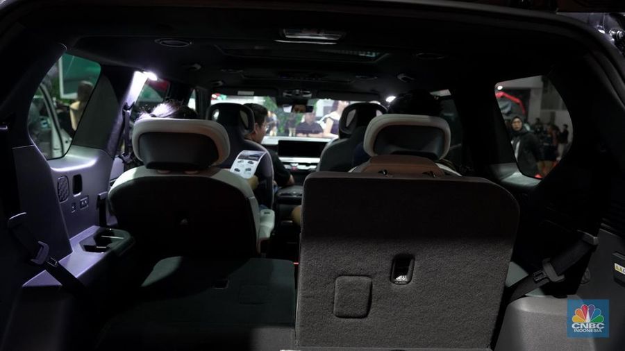 Sejumlah pengunjung melihat KIA EV 9 GT Line yang dipajang dalam Indonesia International Motor Show (IIMS) 2026 yang berlangsung di JIExpo Kemayoran, Jakarta, Sabtu (7/2/2026). (CNBC Indonesia/Tias Budiarto)