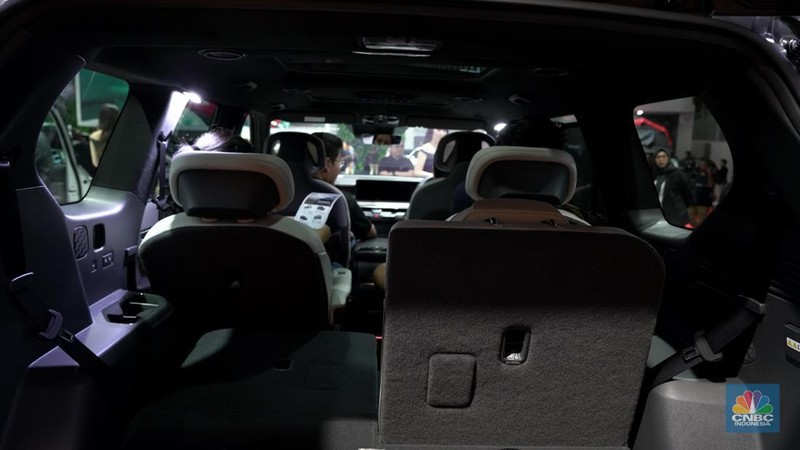 Sejumlah pengunjung melihat KIA EV 9 GT Line yang dipajang dalam Indonesia International Motor Show (IIMS) 2026 yang berlangsung di JIExpo Kemayoran, Jakarta, Sabtu (7/2/2026). (CNBC Indonesia/Tias Budiarto)