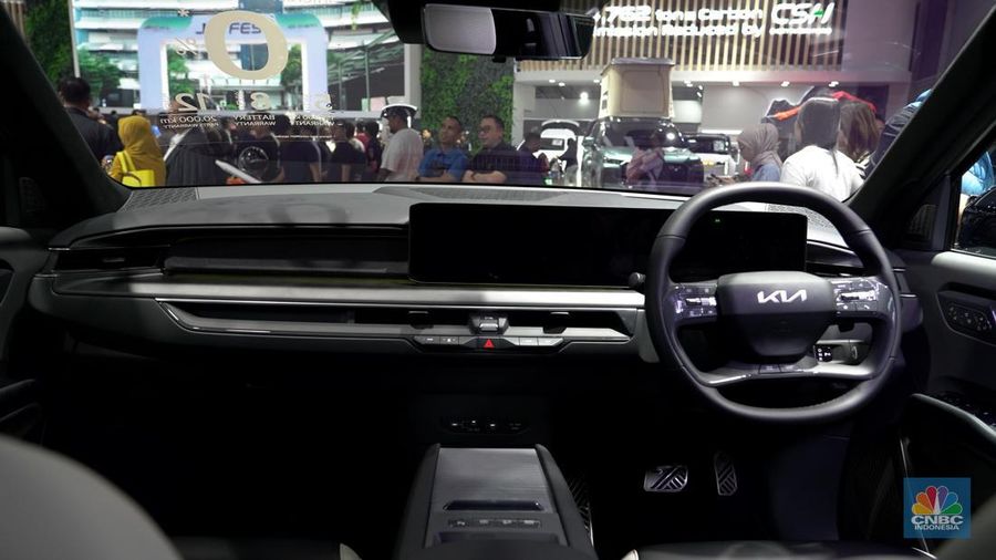 Sejumlah pengunjung melihat KIA EV 9 GT Line yang dipajang dalam Indonesia International Motor Show (IIMS) 2026 yang berlangsung di JIExpo Kemayoran, Jakarta, Sabtu (7/2/2026). (CNBC Indonesia/Tias Budiarto)