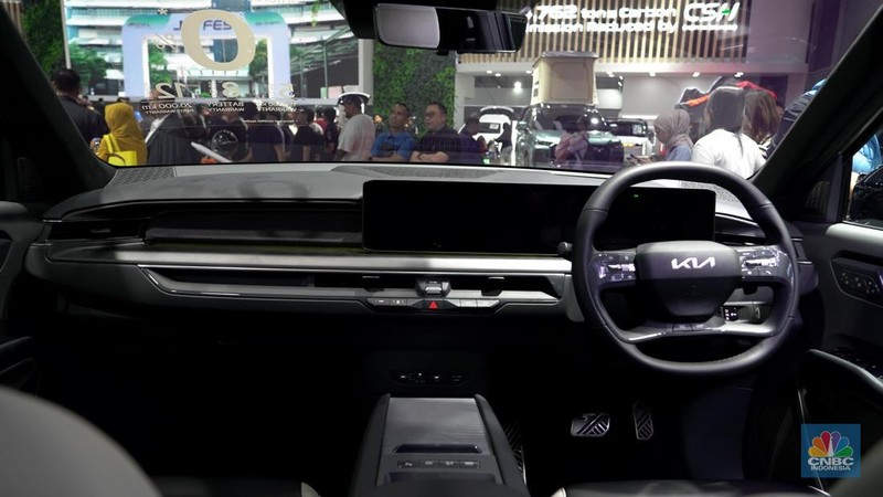 Sejumlah pengunjung melihat KIA EV 9 GT Line yang dipajang dalam Indonesia International Motor Show (IIMS) 2026 yang berlangsung di JIExpo Kemayoran, Jakarta, Sabtu (7/2/2026). (CNBC Indonesia/Tias Budiarto)