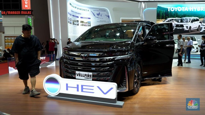 Sejumlah pengunjung melihat KIA EV 9 GT Line yang dipajang dalam Indonesia International Motor Show (IIMS) 2026 yang berlangsung di JIExpo Kemayoran, Jakarta, Sabtu (7/2/2026). (CNBC Indonesia/Tias Budiarto)