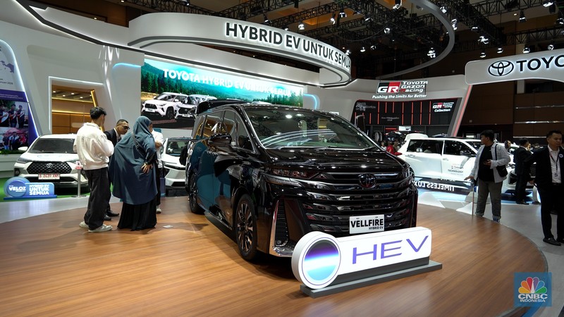 Sejumlah pengunjung melihat KIA EV 9 GT Line yang dipajang dalam Indonesia International Motor Show (IIMS) 2026 yang berlangsung di JIExpo Kemayoran, Jakarta, Sabtu (7/2/2026). (CNBC Indonesia/Tias Budiarto)