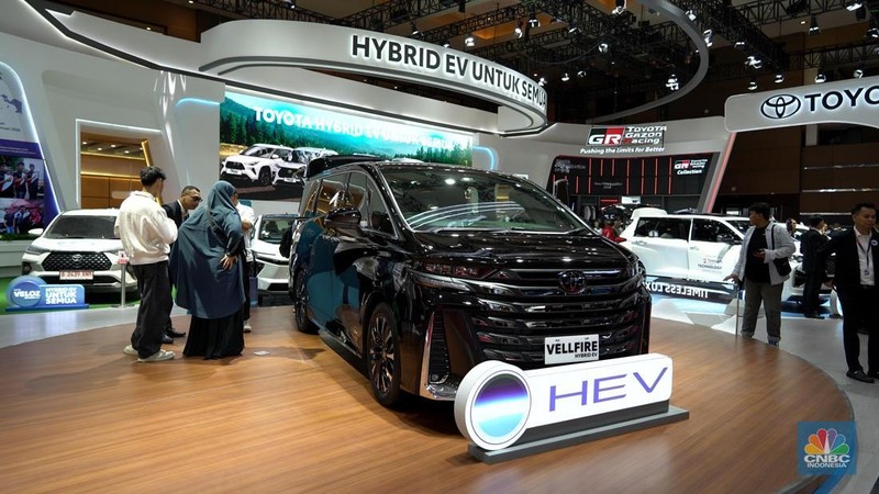Sejumlah pengunjung melihat KIA EV 9 GT Line yang dipajang dalam Indonesia International Motor Show (IIMS) 2026 yang berlangsung di JIExpo Kemayoran, Jakarta, Sabtu (7/2/2026). (CNBC Indonesia/Tias Budiarto)