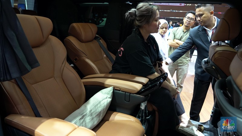 Sejumlah pengunjung melihat KIA EV 9 GT Line yang dipajang dalam Indonesia International Motor Show (IIMS) 2026 yang berlangsung di JIExpo Kemayoran, Jakarta, Sabtu (7/2/2026). (CNBC Indonesia/Tias Budiarto)