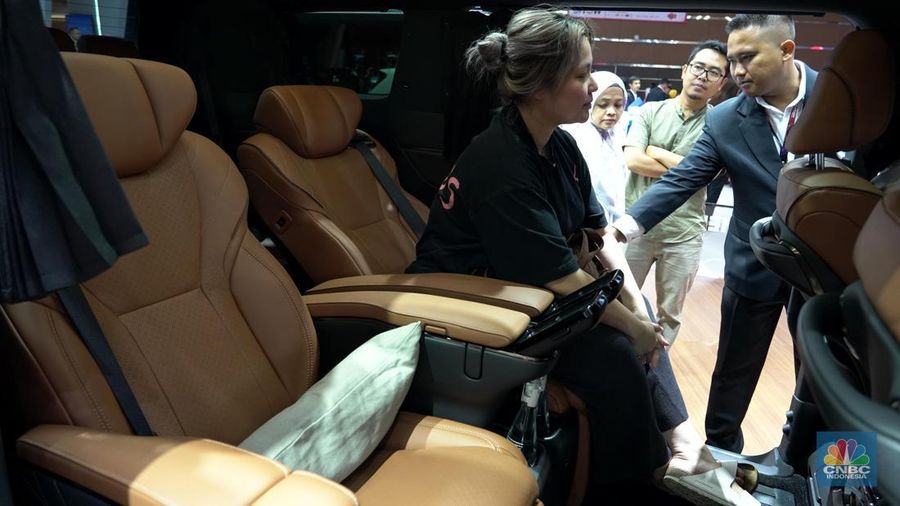 Sejumlah pengunjung melihat KIA EV 9 GT Line yang dipajang dalam Indonesia International Motor Show (IIMS) 2026 yang berlangsung di JIExpo Kemayoran, Jakarta, Sabtu (7/2/2026). (CNBC Indonesia/Tias Budiarto)