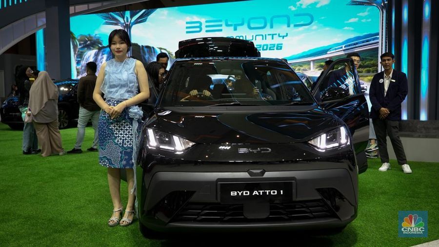 Sejumlah pengunjung tampak antusias melihat deretan mobil listrik yang dipamerkan dalam ajang Indonesia International Motor Show (IIMS) 2026 di JIExpo Kemayoran, Jakarta, Sabtu (7/2/2026). (CNBC Indonesia/Tias Budiarto)