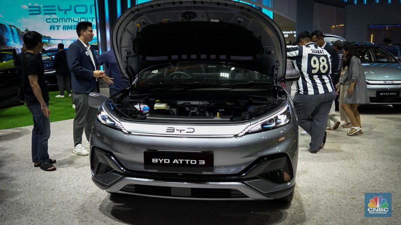 Sejumlah pengunjung tampak antusias melihat deretan mobil listrik yang dipamerkan dalam ajang Indonesia International Motor Show (IIMS) 2026 di JIExpo Kemayoran, Jakarta, Sabtu (7/2/2026). (CNBC Indonesia/Tias Budiarto)
