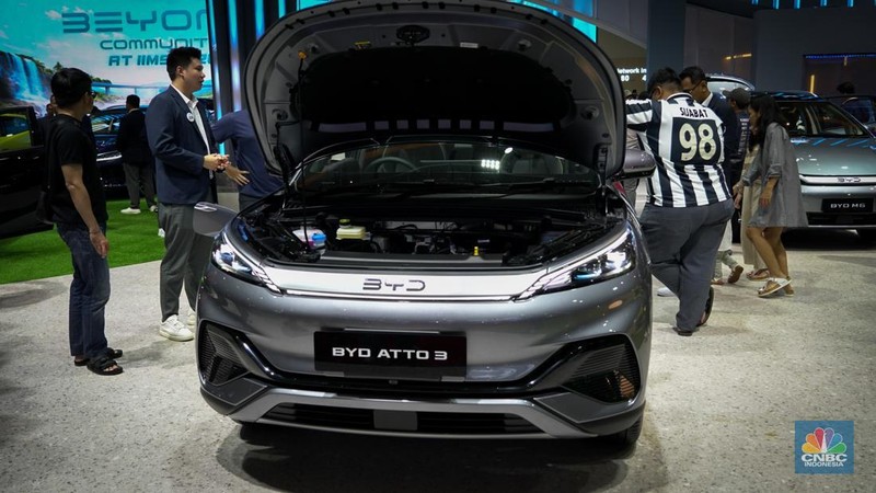 Sejumlah pengunjung tampak antusias melihat deretan mobil listrik yang dipamerkan dalam ajang Indonesia International Motor Show (IIMS) 2026 di JIExpo Kemayoran, Jakarta, Sabtu (7/2/2026). (CNBC Indonesia/Tias Budiarto)