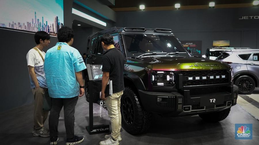 Sejumlah pengunjung tampak antusias melihat deretan mobil listrik yang dipamerkan dalam ajang Indonesia International Motor Show (IIMS) 2026 di JIExpo Kemayoran, Jakarta, Sabtu (7/2/2026). (CNBC Indonesia/Tias Budiarto)