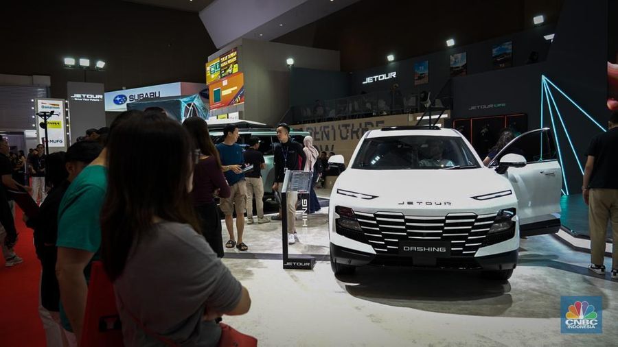 Sejumlah pengunjung tampak antusias melihat deretan mobil listrik yang dipamerkan dalam ajang Indonesia International Motor Show (IIMS) 2026 di JIExpo Kemayoran, Jakarta, Sabtu (7/2/2026). (CNBC Indonesia/Tias Budiarto)