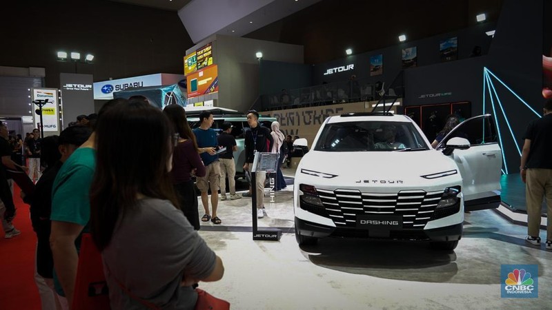Sejumlah pengunjung tampak antusias melihat deretan mobil listrik yang dipamerkan dalam ajang Indonesia International Motor Show (IIMS) 2026 di JIExpo Kemayoran, Jakarta, Sabtu (7/2/2026). (CNBC Indonesia/Tias Budiarto)