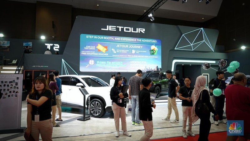 Sejumlah pengunjung tampak antusias melihat deretan mobil listrik yang dipamerkan dalam ajang Indonesia International Motor Show (IIMS) 2026 di JIExpo Kemayoran, Jakarta, Sabtu (7/2/2026). (CNBC Indonesia/Tias Budiarto)