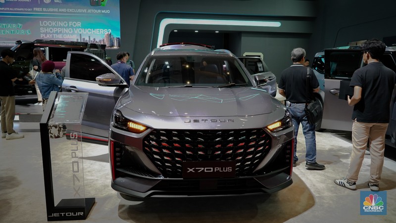 Sejumlah pengunjung tampak antusias melihat deretan mobil listrik yang dipamerkan dalam ajang Indonesia International Motor Show (IIMS) 2026 di JIExpo Kemayoran, Jakarta, Sabtu (7/2/2026). (CNBC Indonesia/Tias Budiarto)