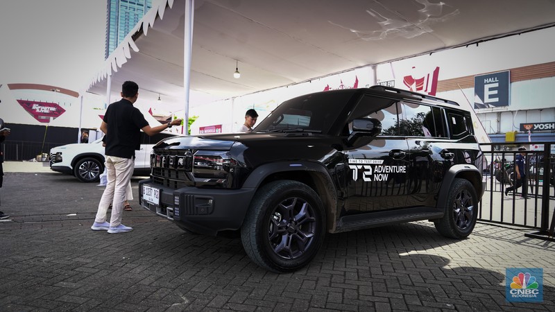 Sejumlah pengunjung tampak antusias melihat deretan mobil listrik yang dipamerkan dalam ajang Indonesia International Motor Show (IIMS) 2026 di JIExpo Kemayoran, Jakarta, Sabtu (7/2/2026). (CNBC Indonesia/Tias Budiarto)