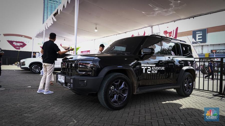 Sejumlah pengunjung tampak antusias melihat deretan mobil listrik yang dipamerkan dalam ajang Indonesia International Motor Show (IIMS) 2026 di JIExpo Kemayoran, Jakarta, Sabtu (7/2/2026). (CNBC Indonesia/Tias Budiarto)