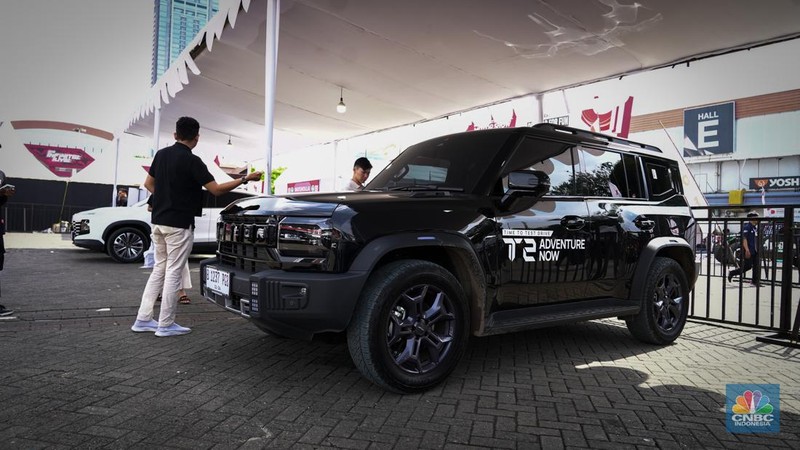 Sejumlah pengunjung tampak antusias melihat deretan mobil listrik yang dipamerkan dalam ajang Indonesia International Motor Show (IIMS) 2026 di JIExpo Kemayoran, Jakarta, Sabtu (7/2/2026). (CNBC Indonesia/Tias Budiarto)