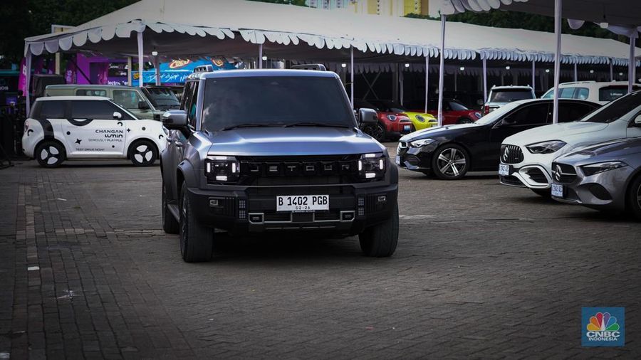 Sejumlah pengunjung tampak antusias melihat deretan mobil listrik yang dipamerkan dalam ajang Indonesia International Motor Show (IIMS) 2026 di JIExpo Kemayoran, Jakarta, Sabtu (7/2/2026). (CNBC Indonesia/Tias Budiarto)
