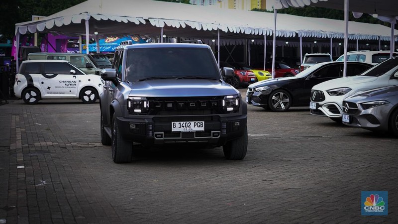 Sejumlah pengunjung tampak antusias melihat deretan mobil listrik yang dipamerkan dalam ajang Indonesia International Motor Show (IIMS) 2026 di JIExpo Kemayoran, Jakarta, Sabtu (7/2/2026). (CNBC Indonesia/Tias Budiarto)