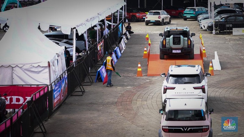 Sejumlah pengunjung tampak antusias melihat deretan mobil listrik yang dipamerkan dalam ajang Indonesia International Motor Show (IIMS) 2026 di JIExpo Kemayoran, Jakarta, Sabtu (7/2/2026). (CNBC Indonesia/Tias Budiarto)