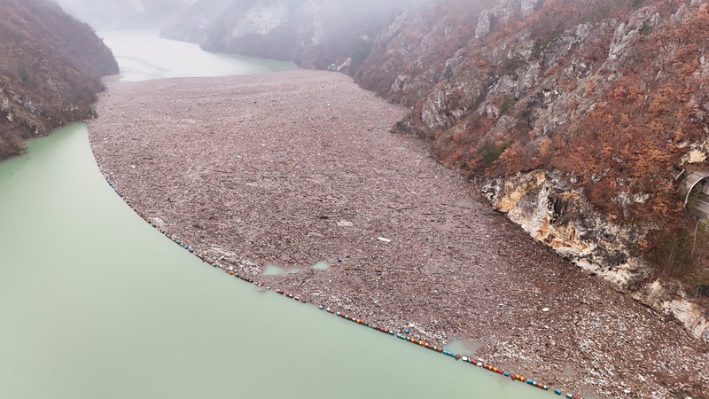 Tumpukan sampah terapung di sungai Bosnia berdampak pada kesehatan. (REUTERS/Amel Emric)