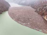 Hujan Lebat dan Salju Mencair, Sungai di Eropa Jadi Lautan Sampah